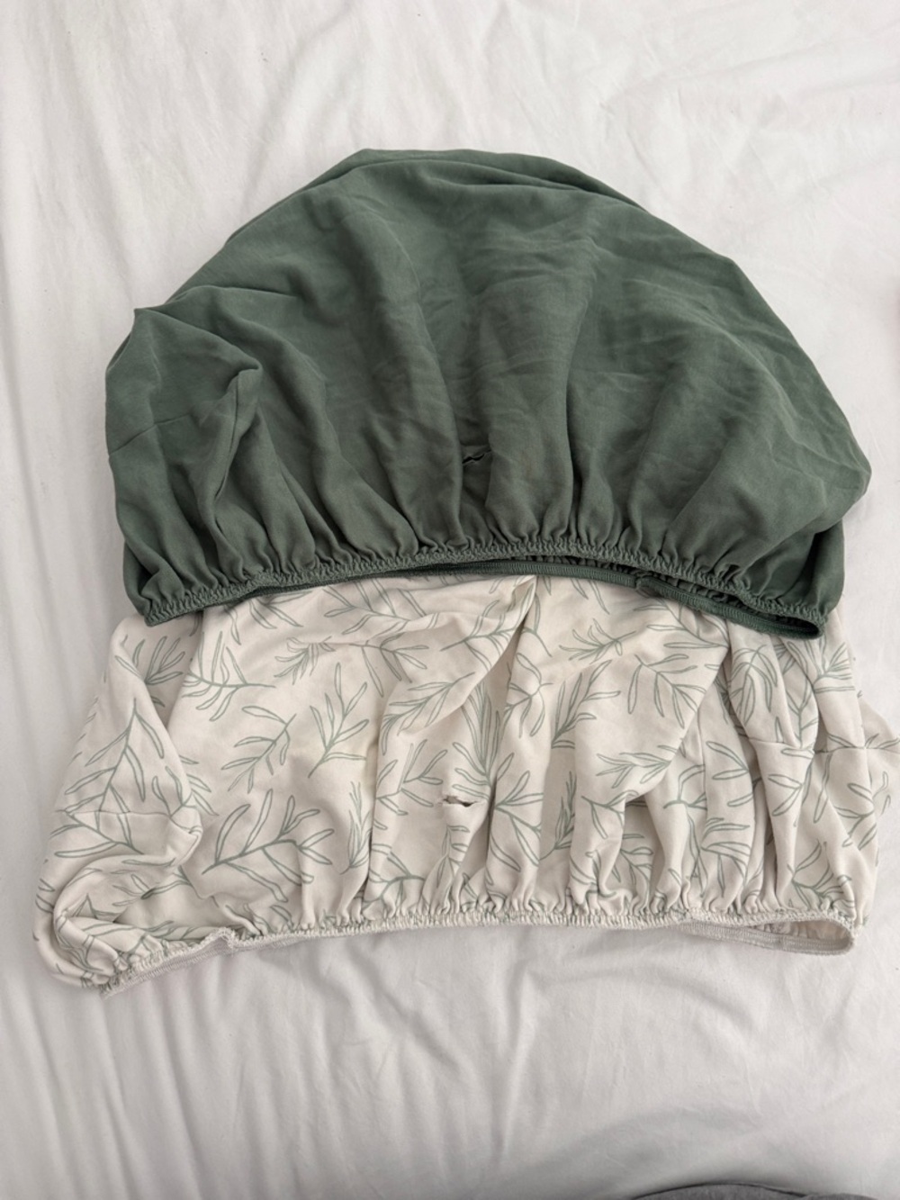 Kids Two-Piece Fitted Sheet Set in Sage Green and Leaf Print